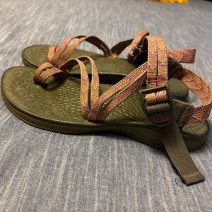 Chaco women’s dual adjustable strap sandals sz 7. Pink